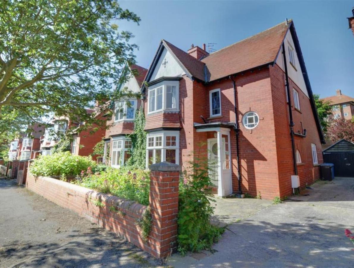 Large 5 Bed House In Scarborough Near The Beach, Large Garden & Hot Tub Extérieur photo
