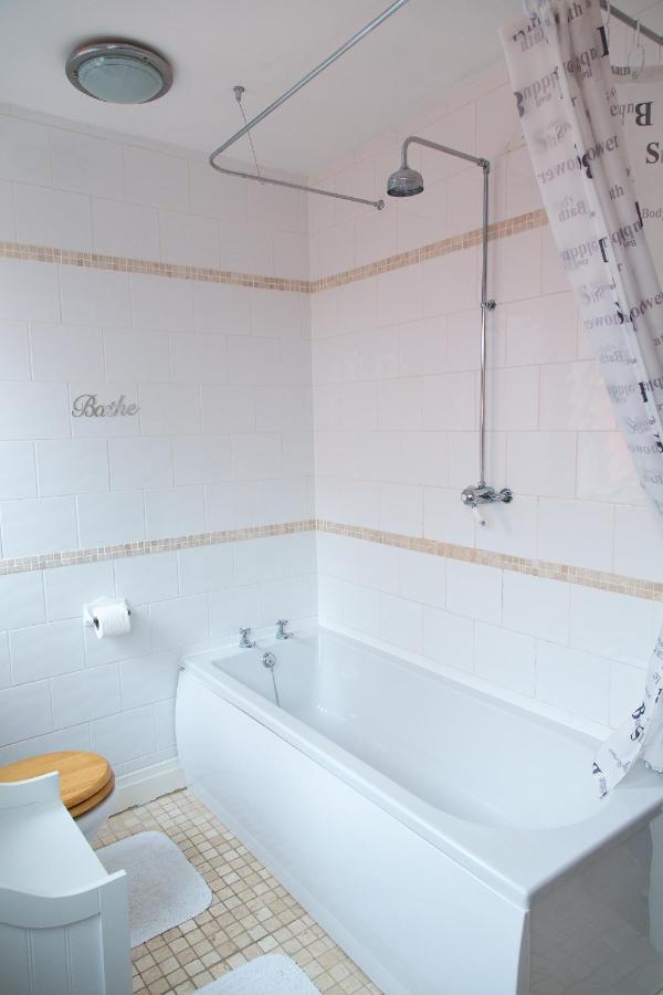 Large 5 Bed House In Scarborough Near The Beach, Large Garden & Hot Tub Extérieur photo