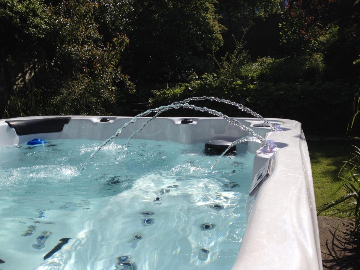 Large 5 Bed House In Scarborough Near The Beach, Large Garden & Hot Tub Extérieur photo