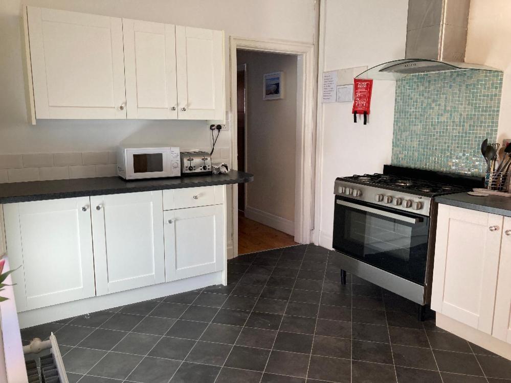 Large 5 Bed House In Scarborough Near The Beach, Large Garden & Hot Tub Extérieur photo