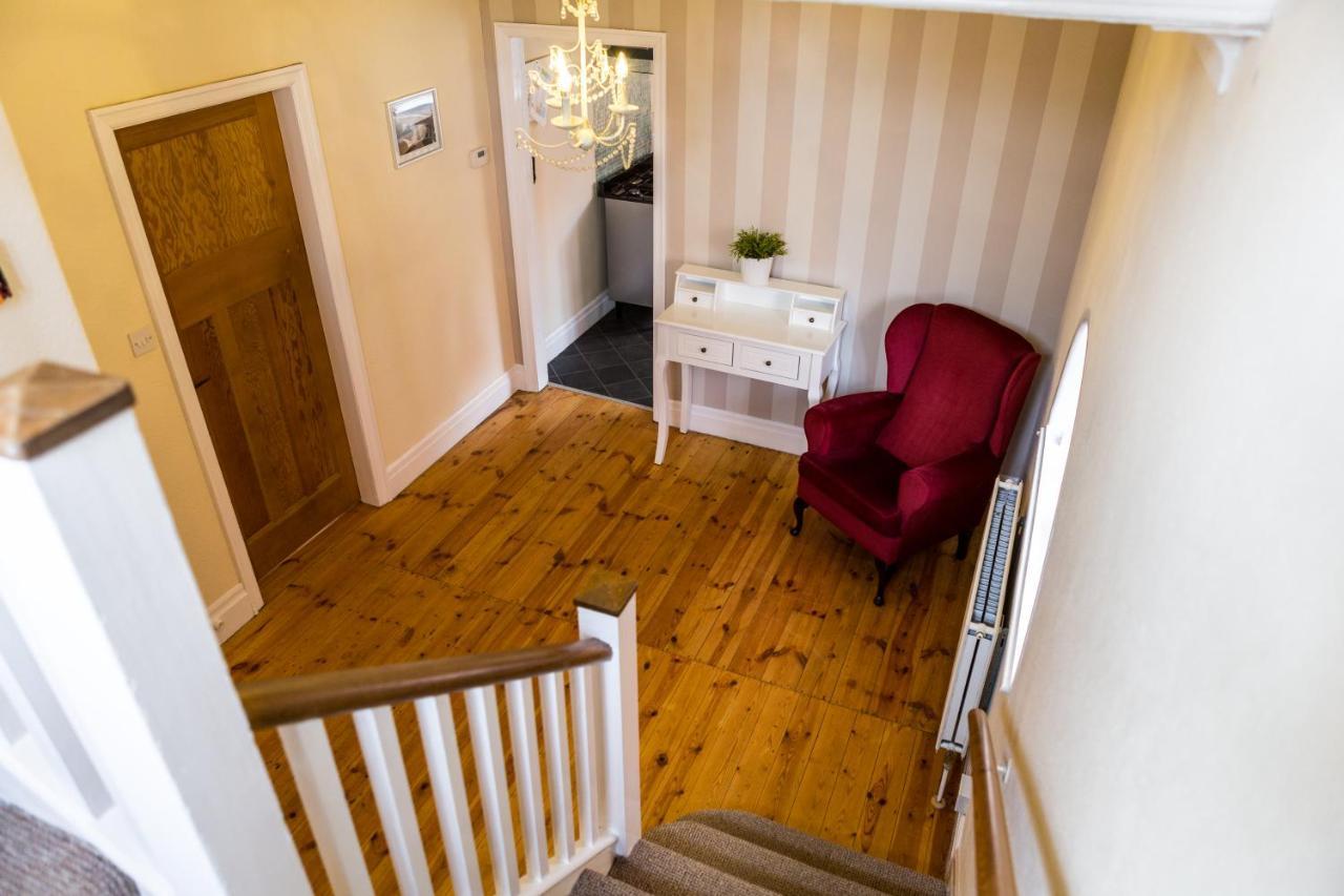 Large 5 Bed House In Scarborough Near The Beach, Large Garden & Hot Tub Extérieur photo