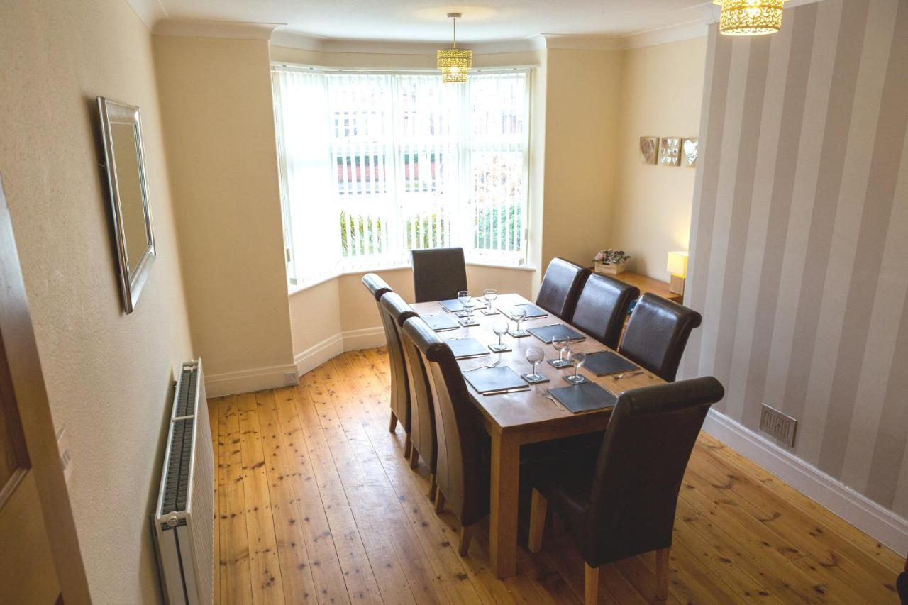 Large 5 Bed House In Scarborough Near The Beach, Large Garden & Hot Tub Extérieur photo