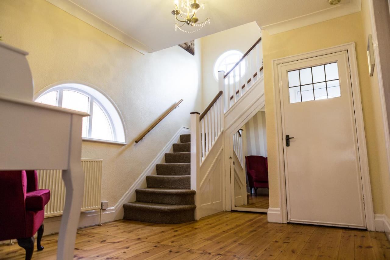 Large 5 Bed House In Scarborough Near The Beach, Large Garden & Hot Tub Extérieur photo