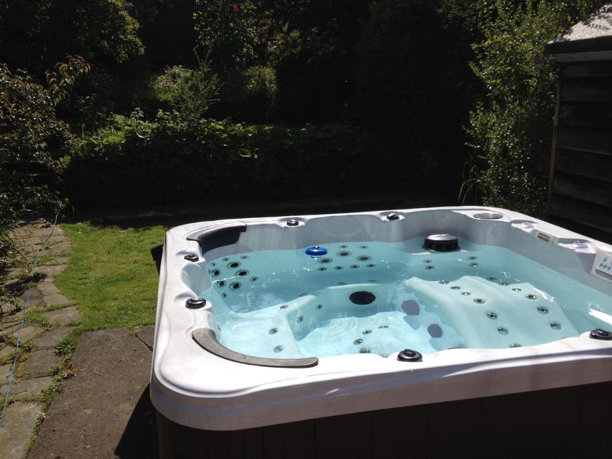 Large 5 Bed House In Scarborough Near The Beach, Large Garden & Hot Tub Extérieur photo