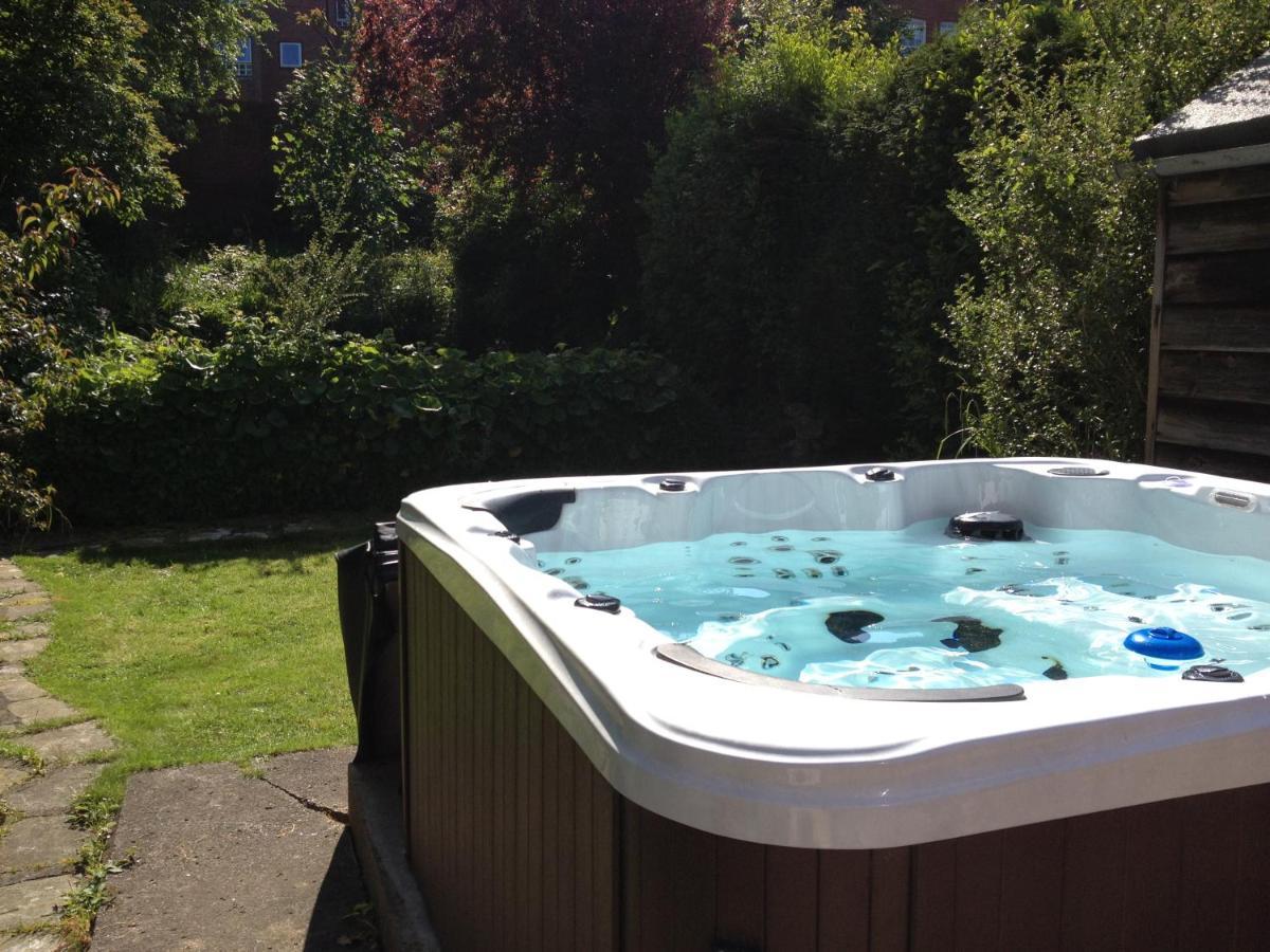 Large 5 Bed House In Scarborough Near The Beach, Large Garden & Hot Tub Extérieur photo