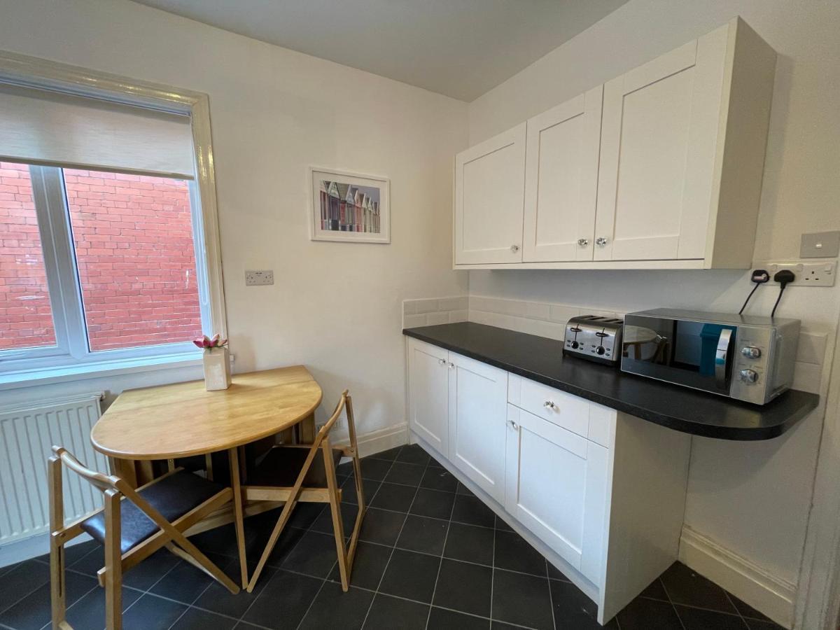 Large 5 Bed House In Scarborough Near The Beach, Large Garden & Hot Tub Extérieur photo