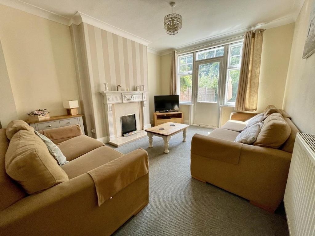 Large 5 Bed House In Scarborough Near The Beach, Large Garden & Hot Tub Extérieur photo