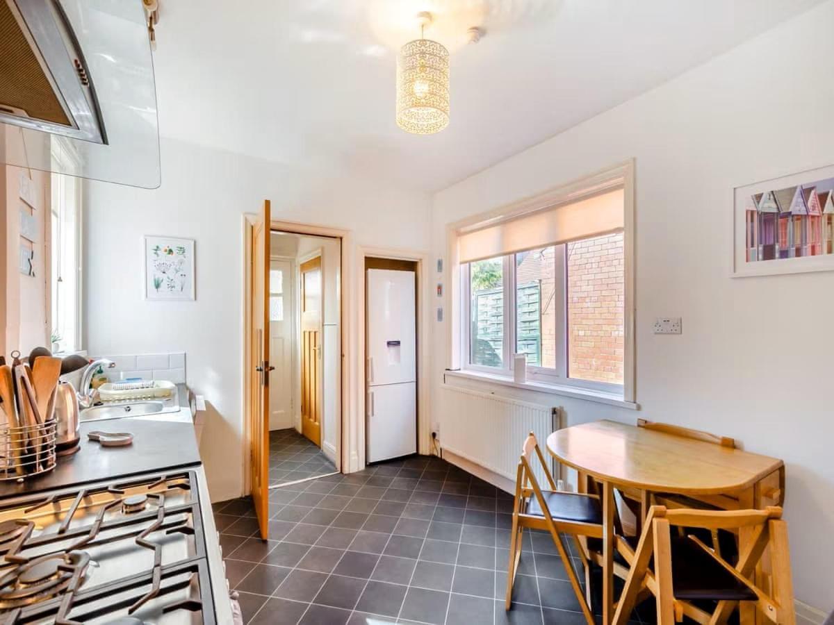Large 5 Bed House In Scarborough Near The Beach, Large Garden & Hot Tub Extérieur photo