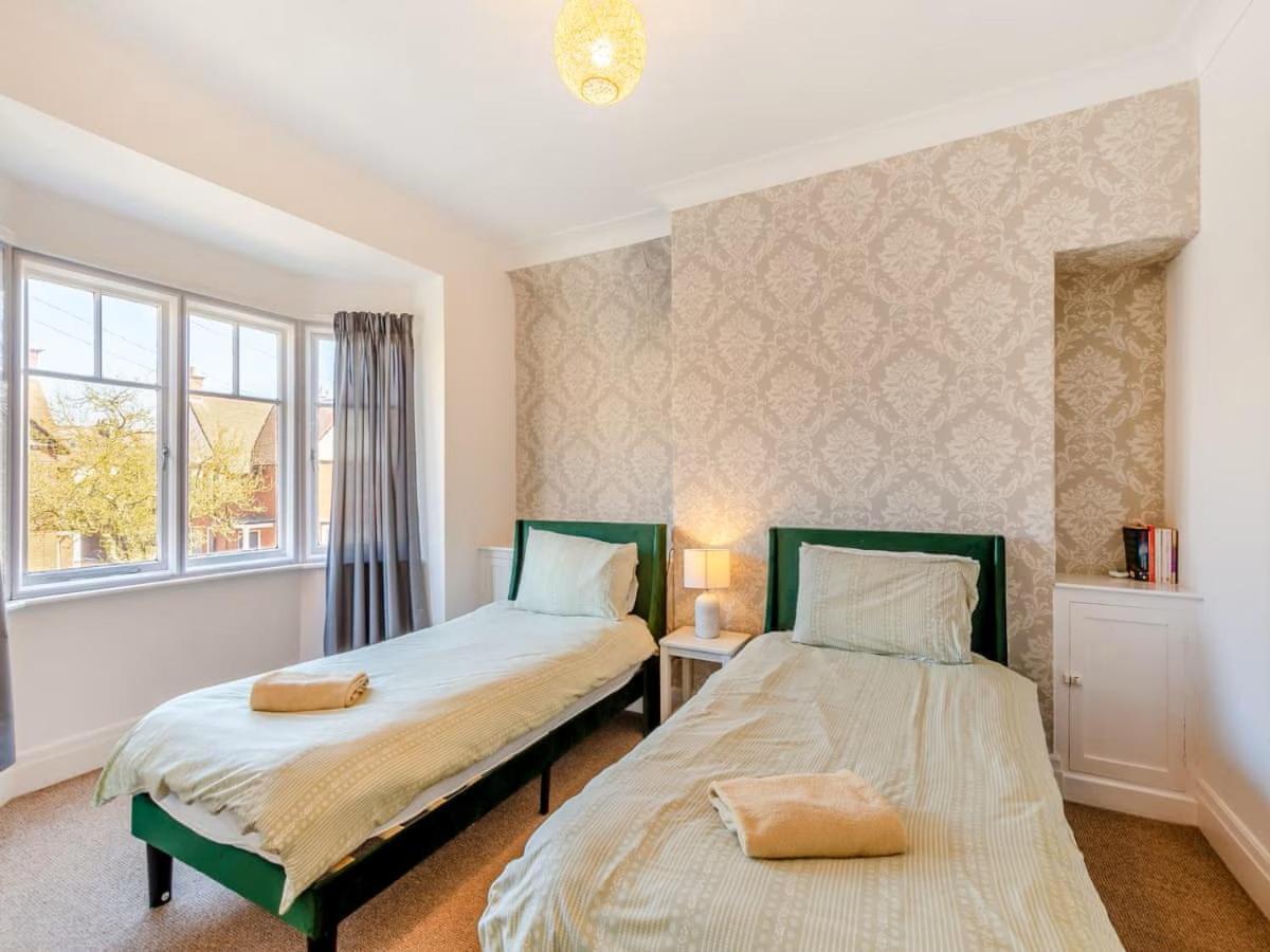 Large 5 Bed House In Scarborough Near The Beach, Large Garden & Hot Tub Extérieur photo